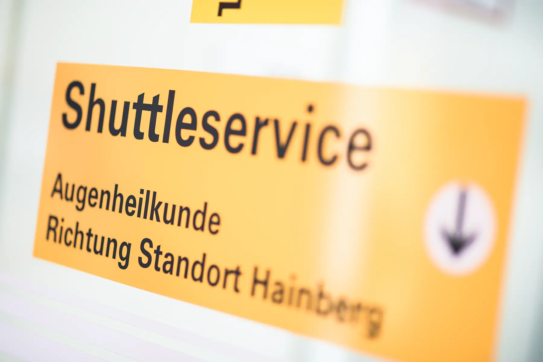 Ein detaillierter Shuttlefahrplan mit Abfahrtszeiten und Haltestellen. Der Plan zeigt die Route des Shuttles und mögliche Umsteigemöglichkeiten.